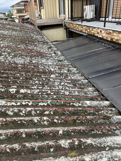 広範囲で劣化したスレート